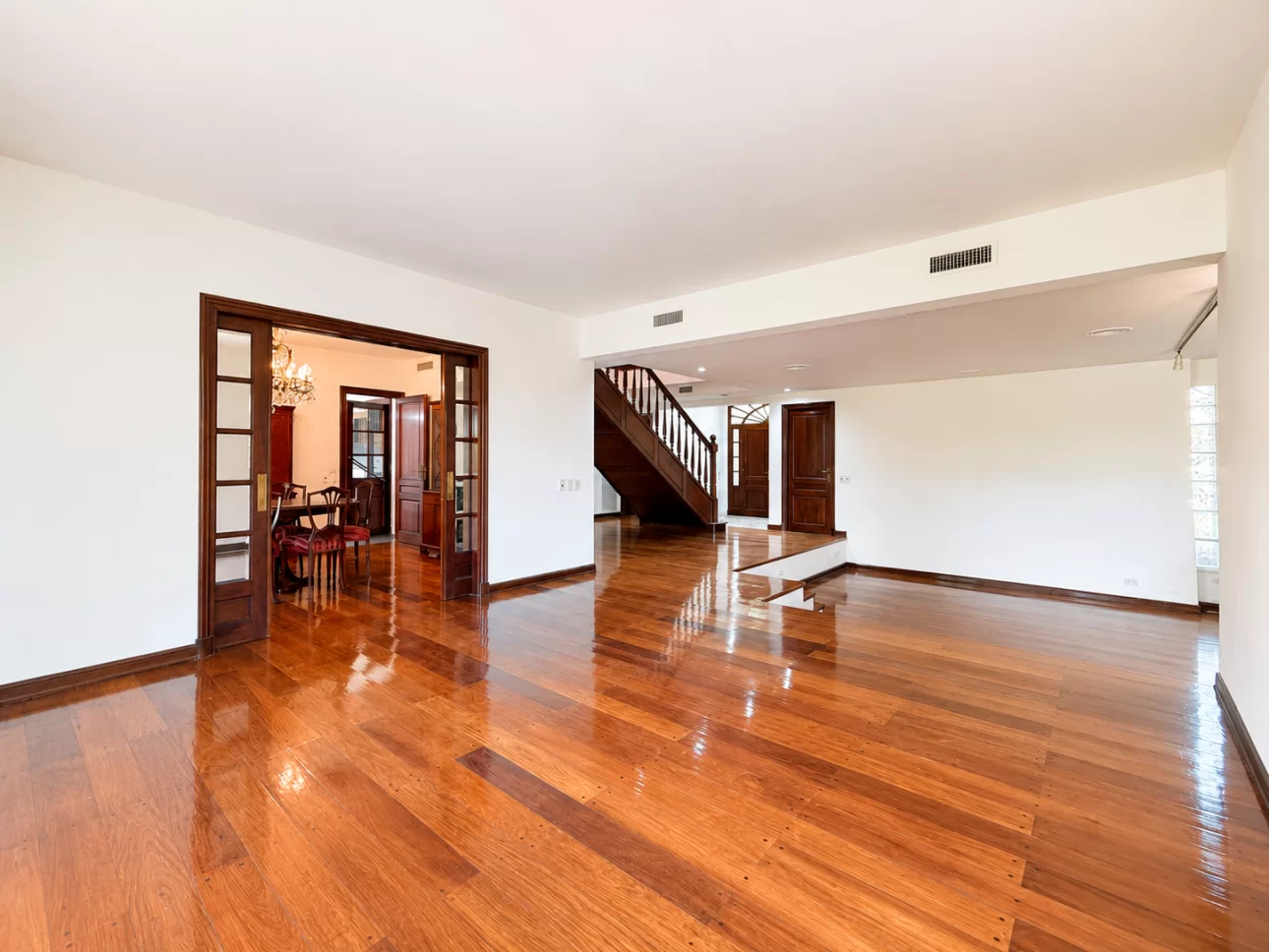 Chalet de 7 ambientes con parque, piscina y cocheras