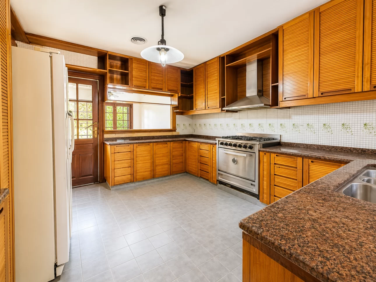 Chalet de 7 ambientes con parque, piscina y cocheras