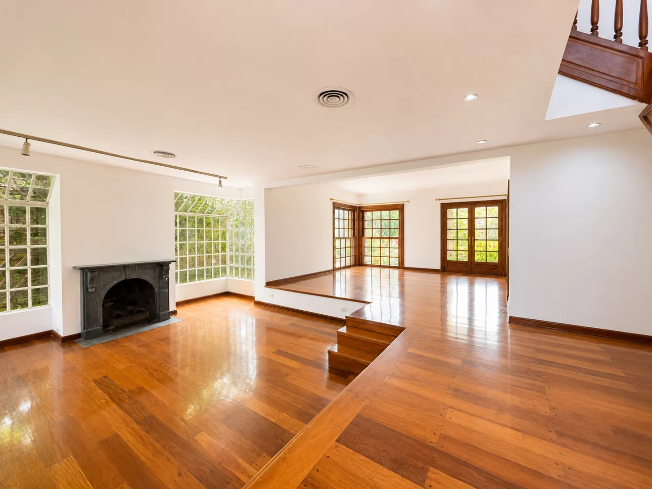 Chalet de 7 ambientes con parque, piscina y cocheras
