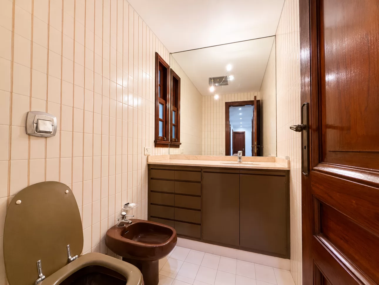 Chalet de 7 ambientes con parque, piscina y cocheras
