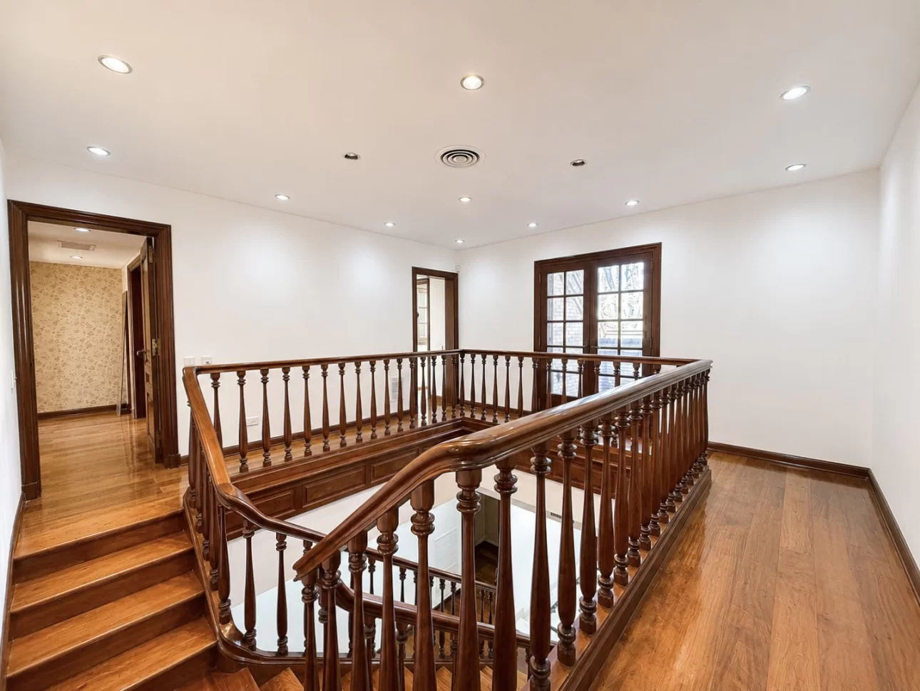 Chalet de 7 ambientes con parque, piscina y cocheras