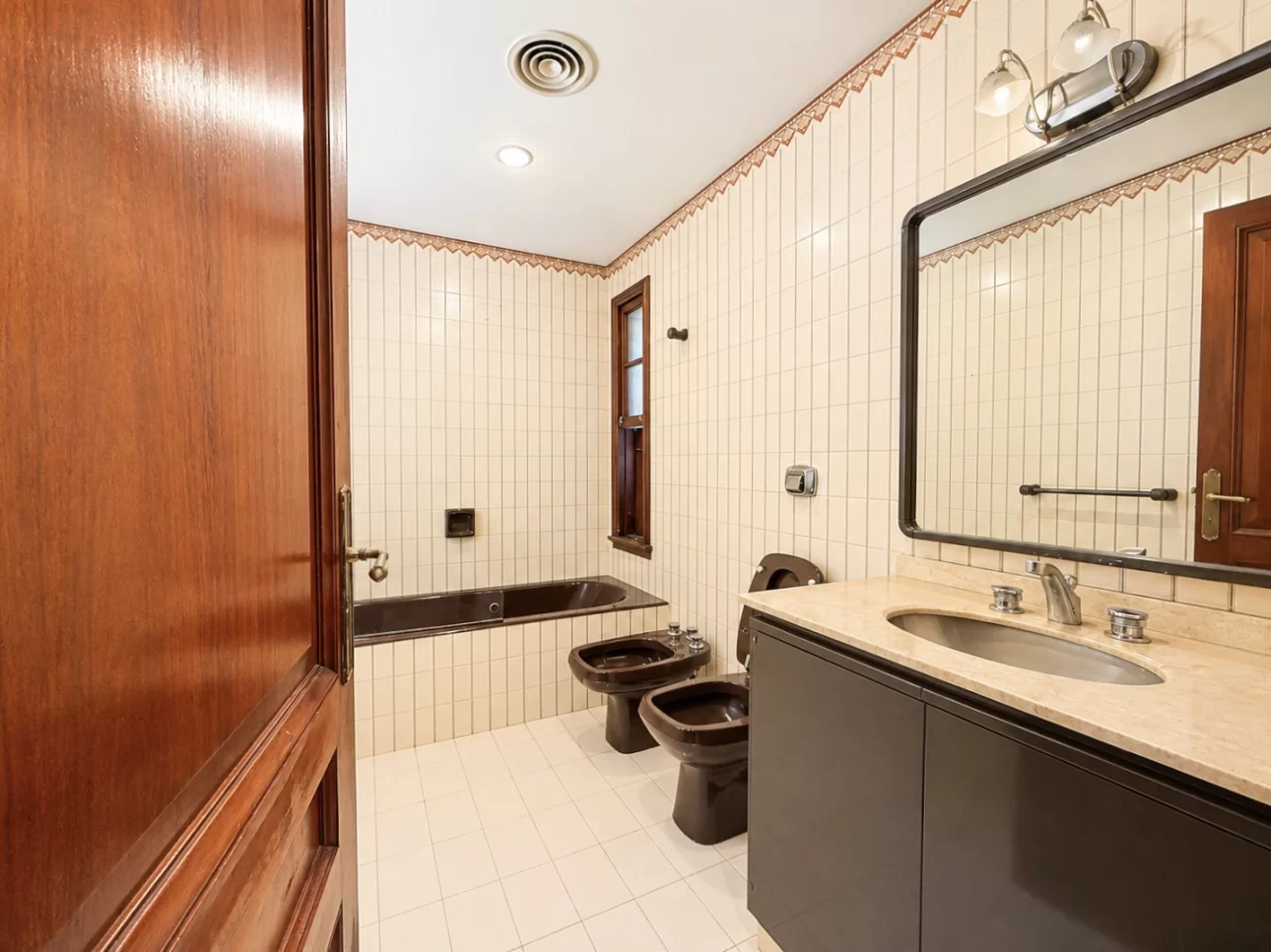 Chalet de 7 ambientes con parque, piscina y cocheras