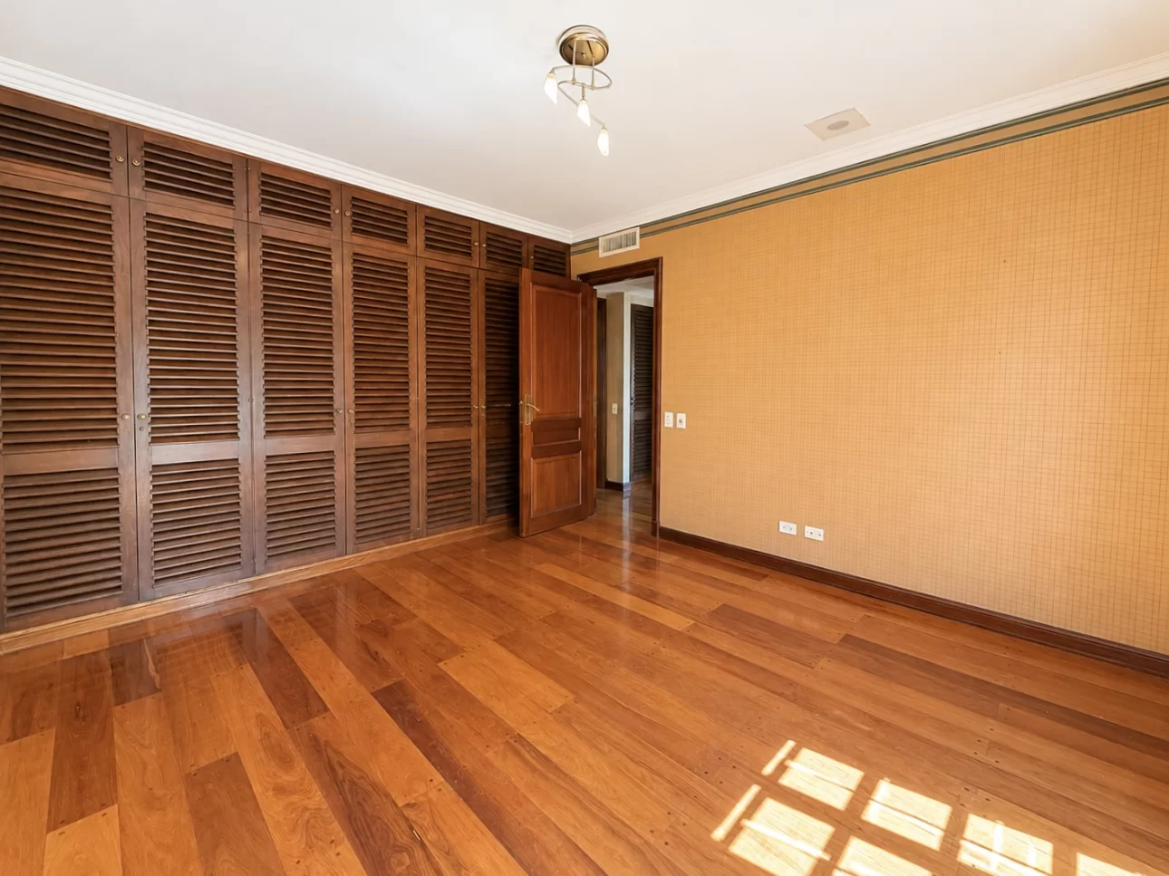 Chalet de 7 ambientes con parque, piscina y cocheras