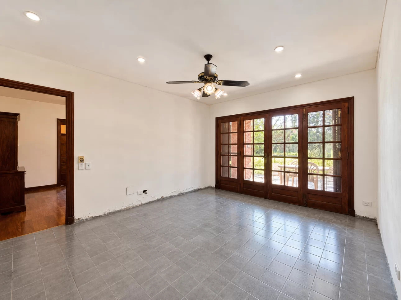 Chalet de 7 ambientes con parque, piscina y cocheras