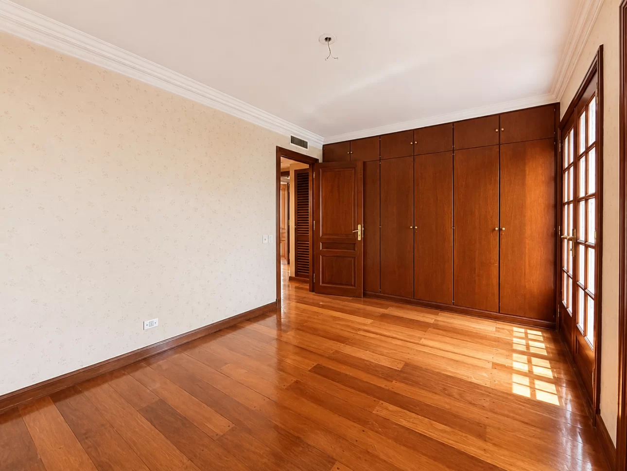 Chalet de 7 ambientes con parque, piscina y cocheras