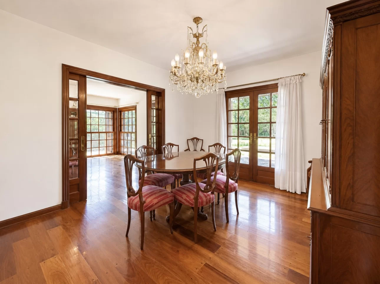 Chalet de 7 ambientes con parque, piscina y cocheras