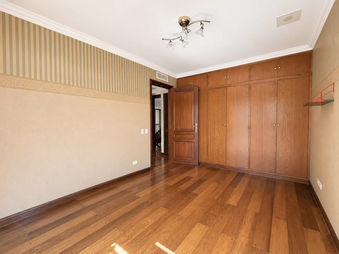 Chalet de 7 ambientes con parque, piscina y cocheras