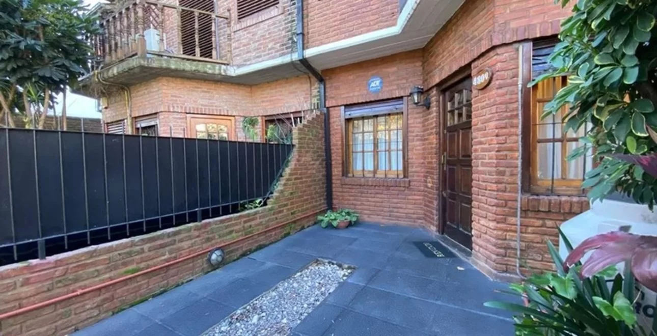 DUPLEX DE TRES AMBIENTES CON GARAGE Y PATIO
