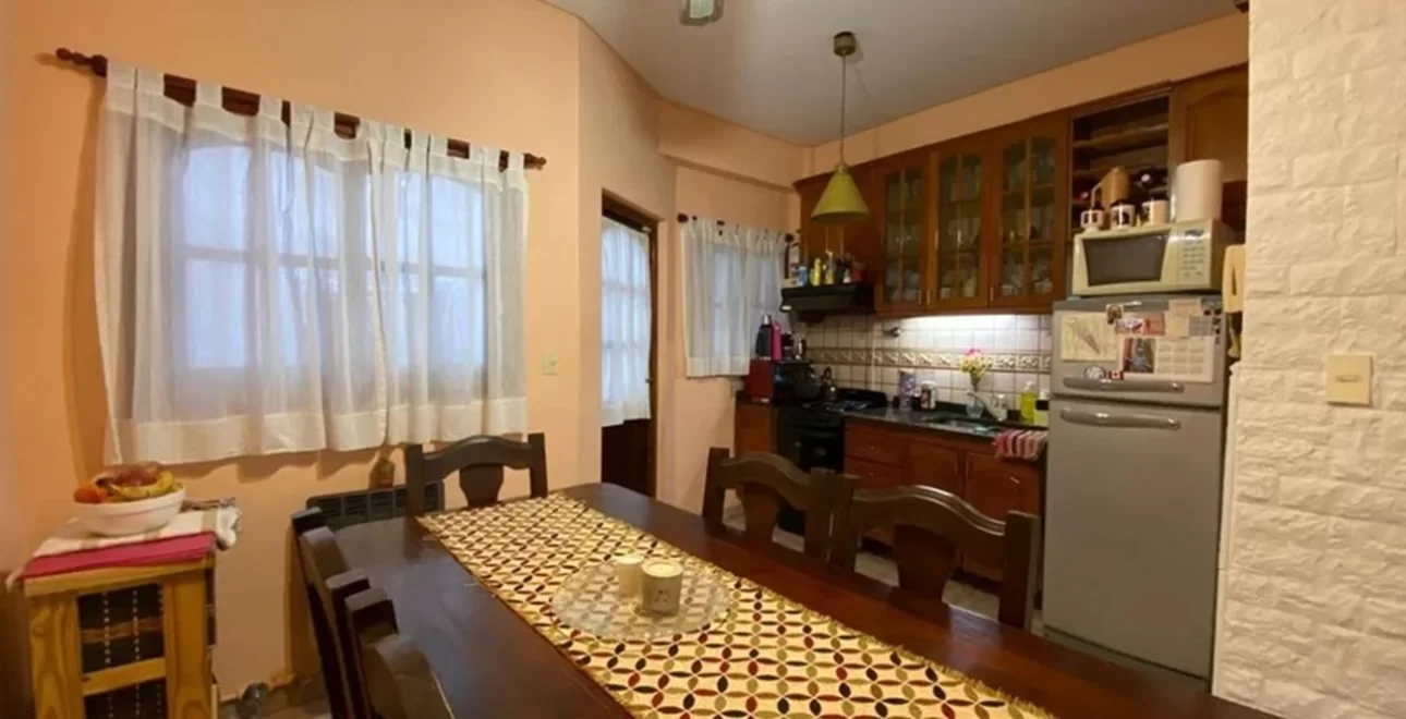 DUPLEX DE TRES AMBIENTES CON GARAGE Y PATIO
