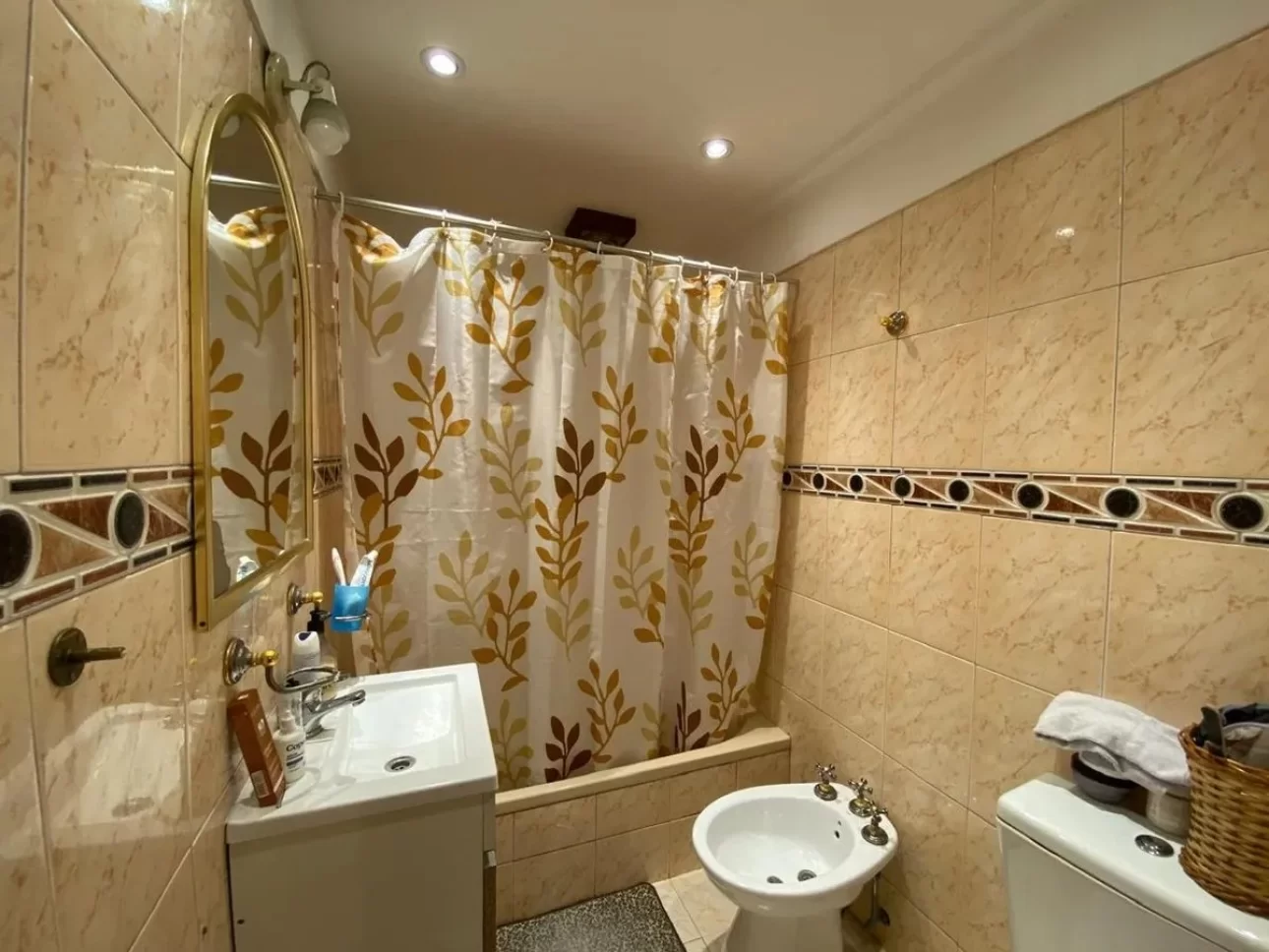 DUPLEX DE TRES AMBIENTES CON GARAGE Y PATIO