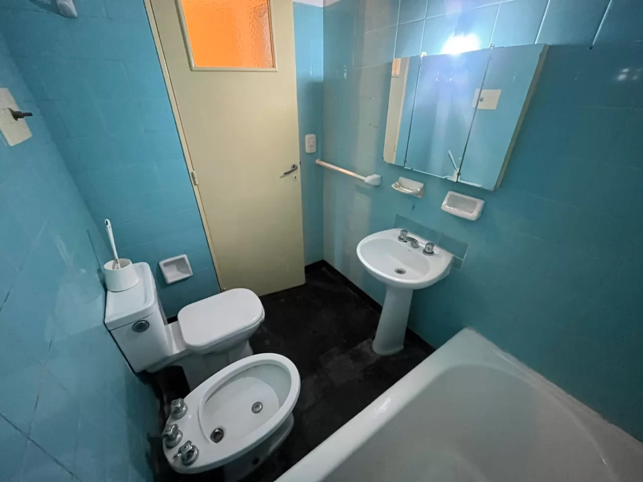 2 AMB GRANDES CON PATIO Y LAVADERO PRIMER PISO POR ESCALERA
