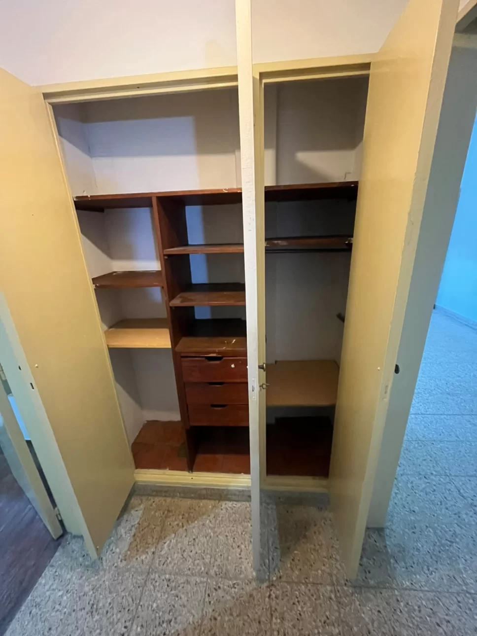 2 AMB GRANDES CON PATIO Y LAVADERO PRIMER PISO POR ESCALERA