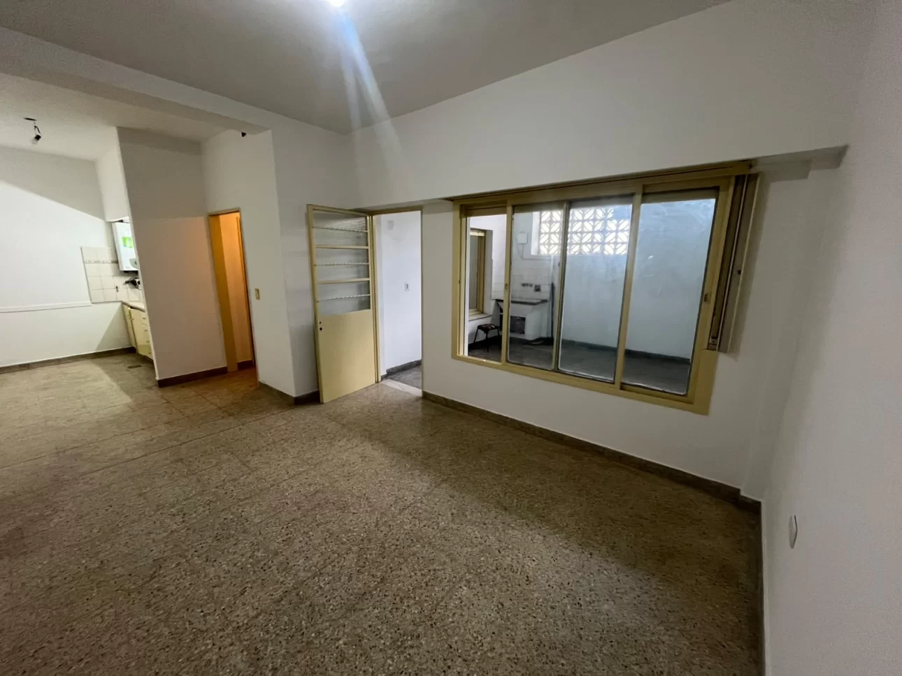2 AMB GRANDES CON PATIO Y LAVADERO PRIMER PISO POR ESCALERA