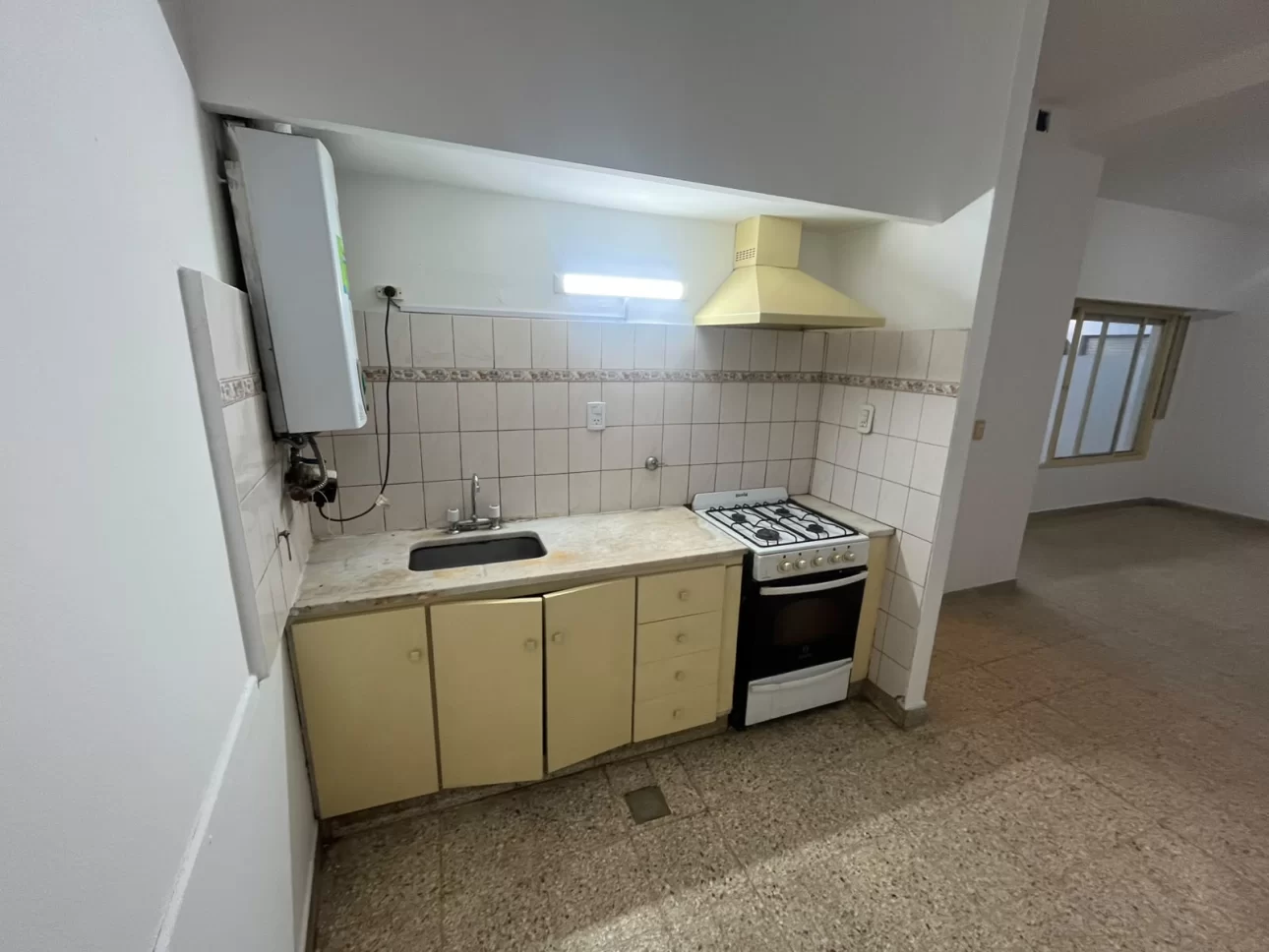 2 AMB GRANDES CON PATIO Y LAVADERO PRIMER PISO POR ESCALERA