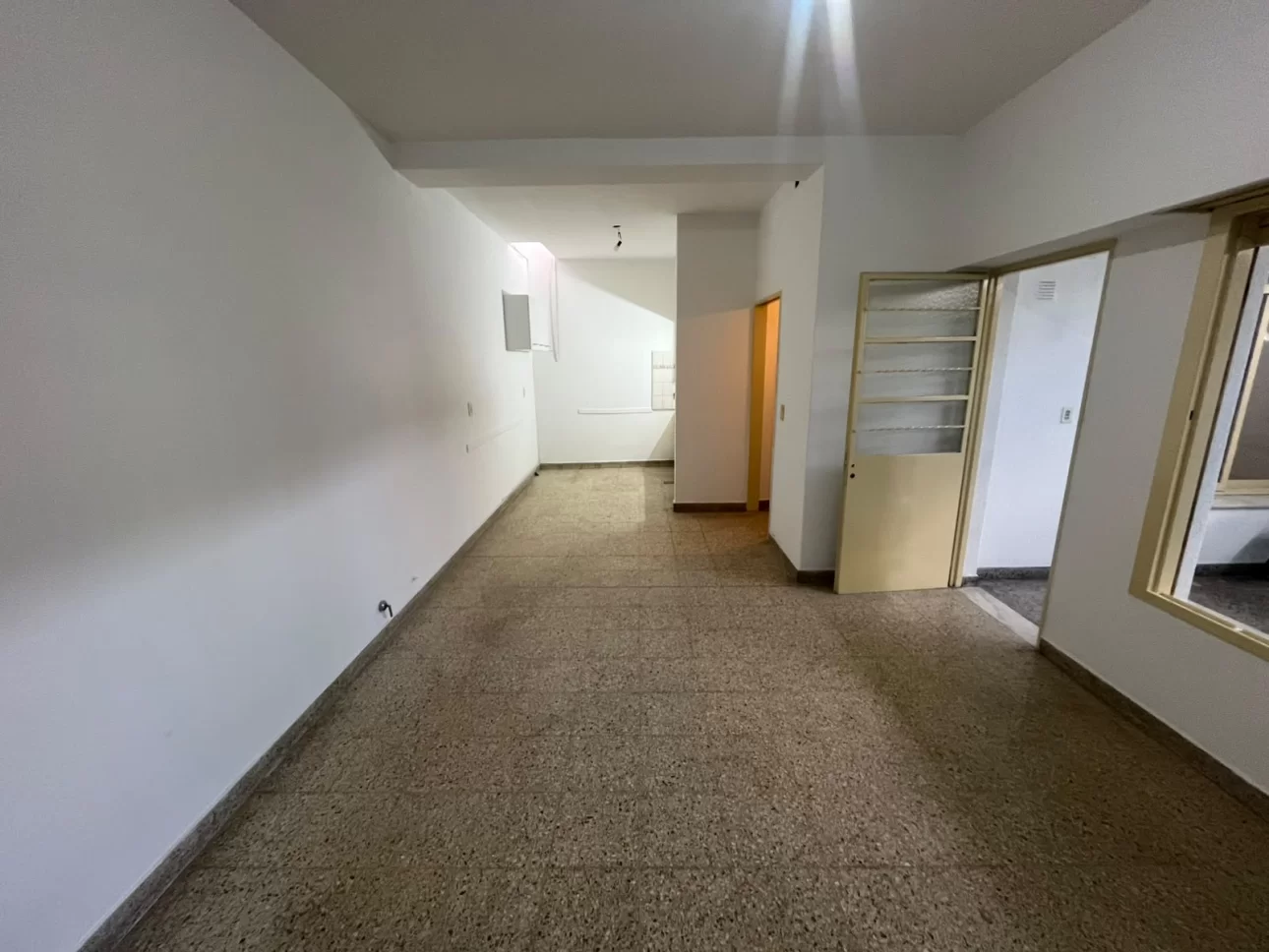 2 AMB GRANDES CON PATIO Y LAVADERO PRIMER PISO POR ESCALERA