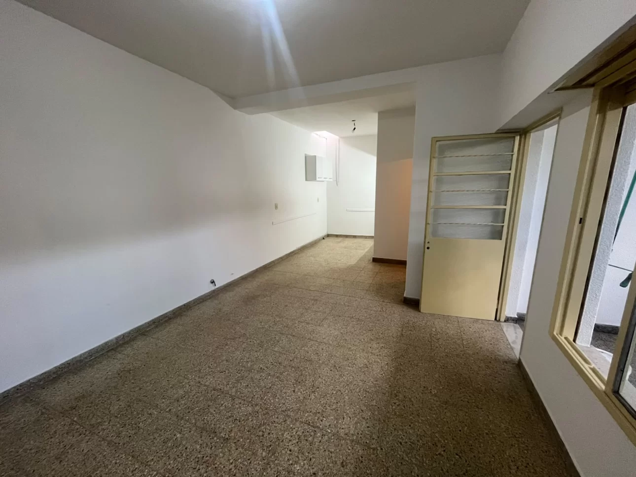 2 AMB GRANDES CON PATIO Y LAVADERO PRIMER PISO POR ESCALERA