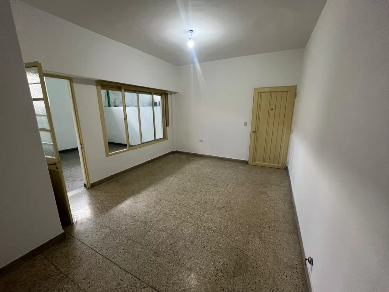 2 AMB GRANDES CON PATIO Y LAVADERO PRIMER PISO POR ESCALERA
