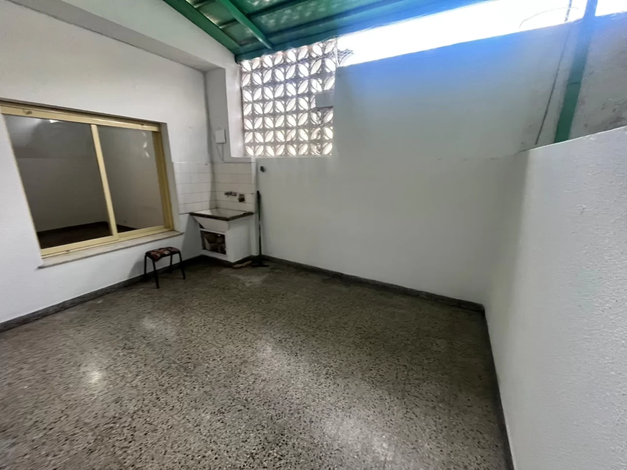 2 AMB GRANDES CON PATIO Y LAVADERO PRIMER PISO POR ESCALERA