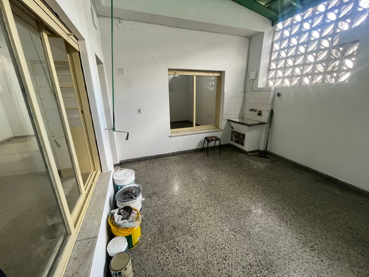 2 AMB GRANDES CON PATIO Y LAVADERO PRIMER PISO POR ESCALERA