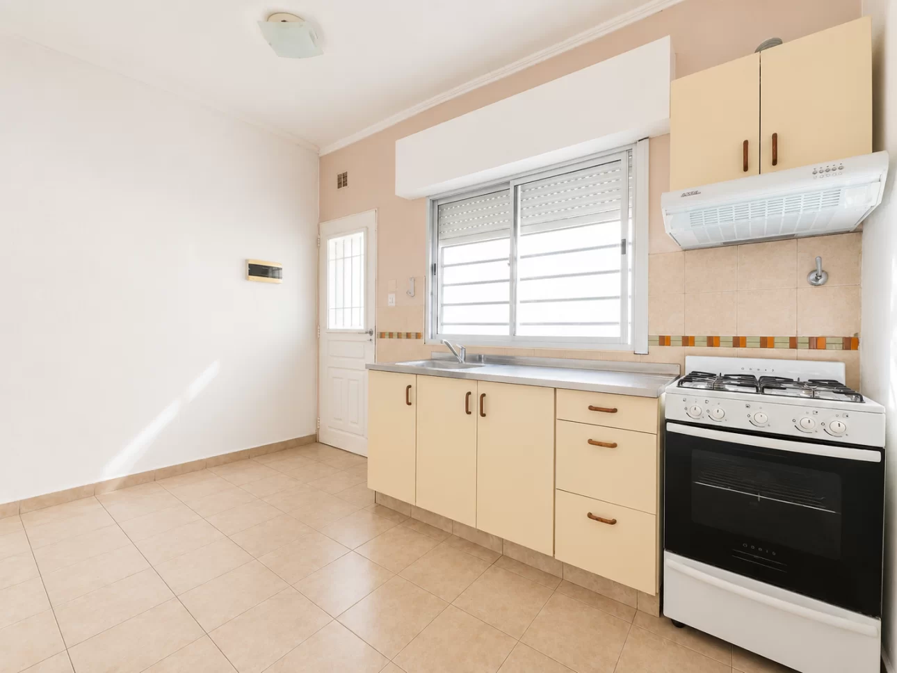 Triplex de 4 ambientes con patio