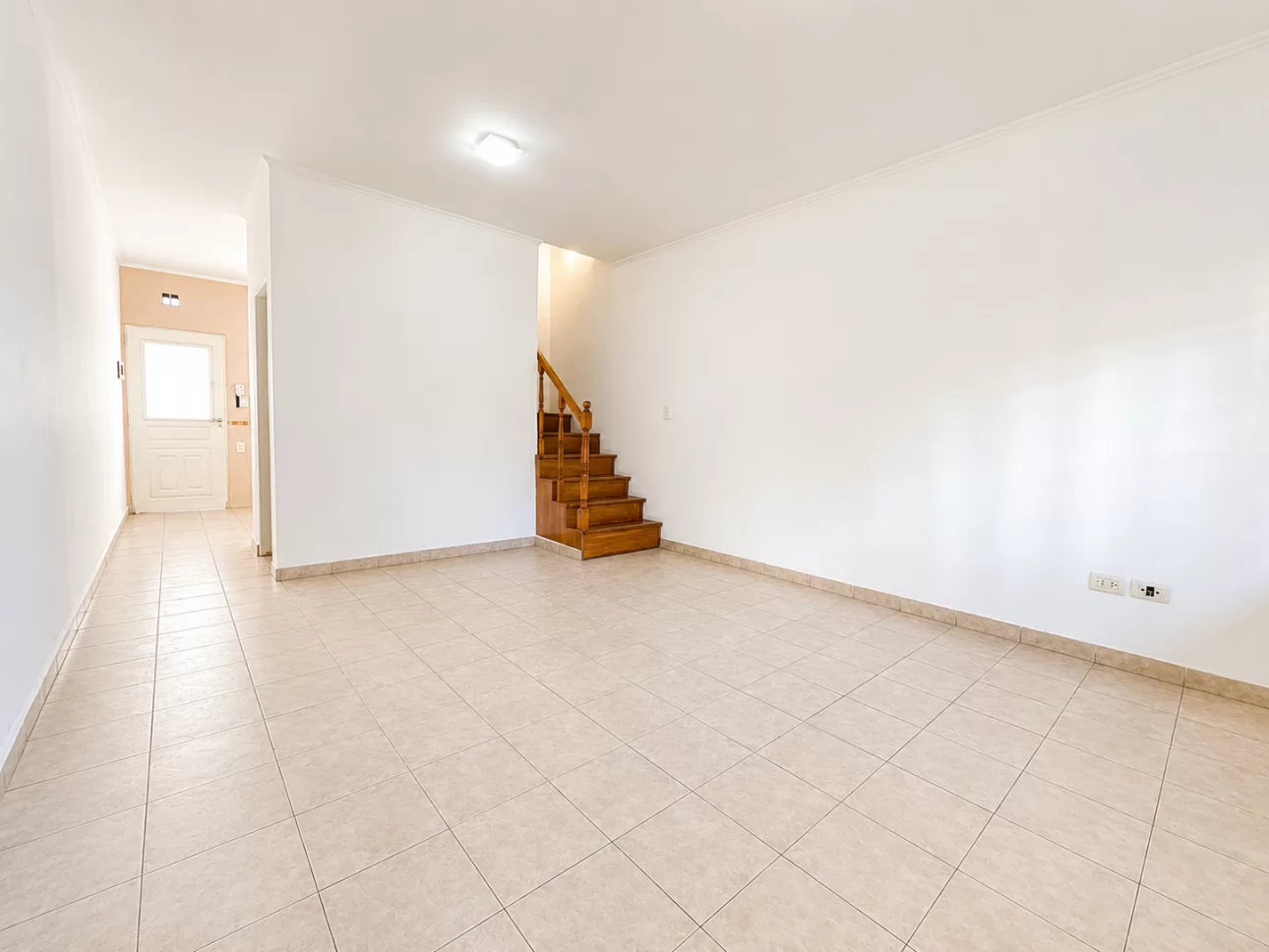 Triplex de 4 ambientes con patio