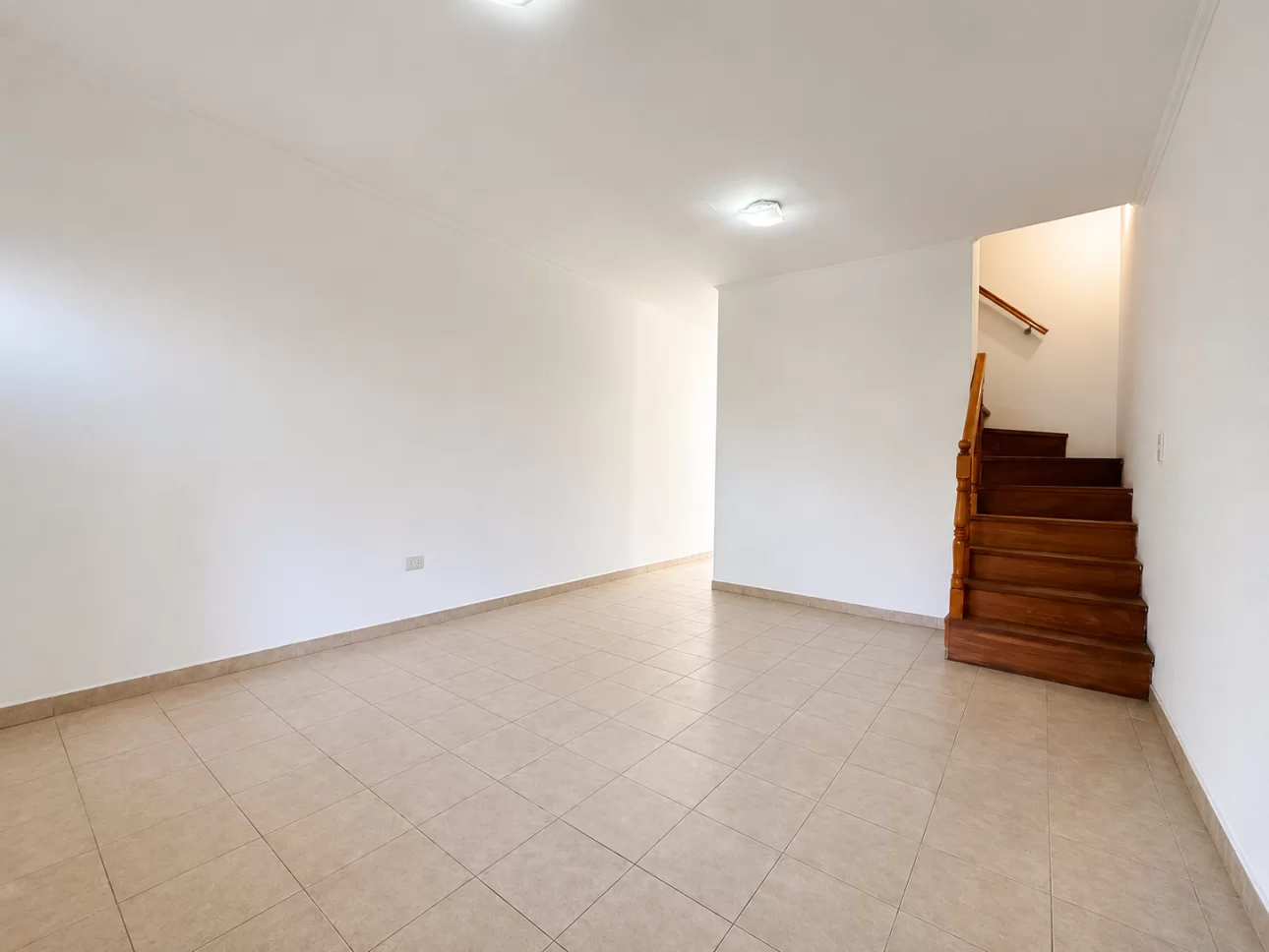 Triplex de 4 ambientes con patio
