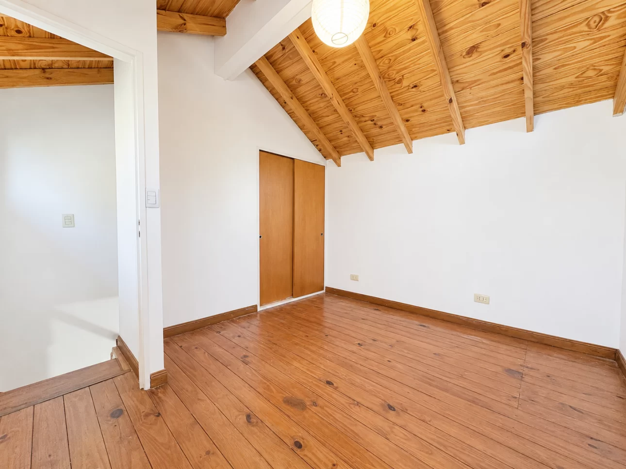 Triplex de 4 ambientes con patio