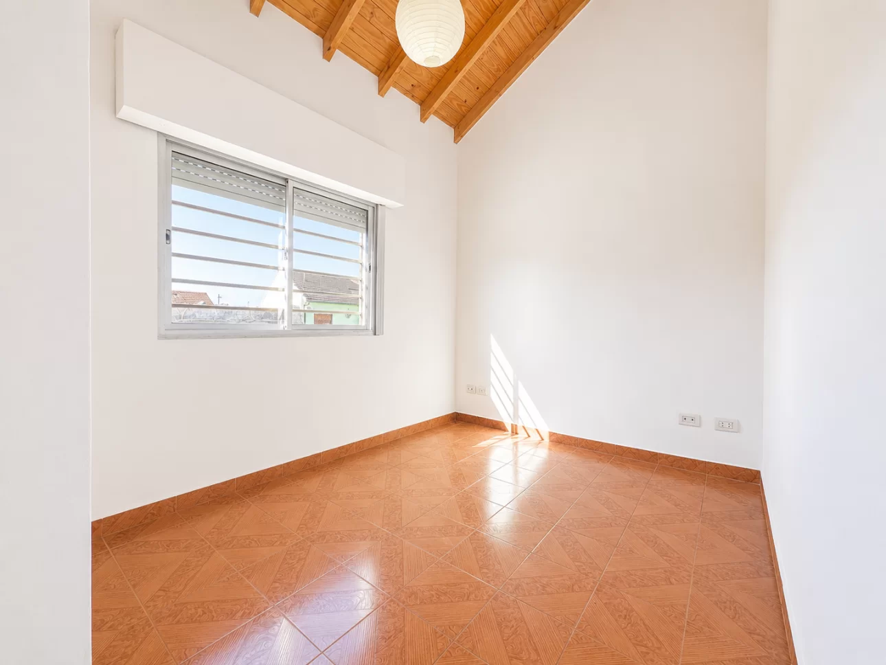Triplex de 4 ambientes con patio