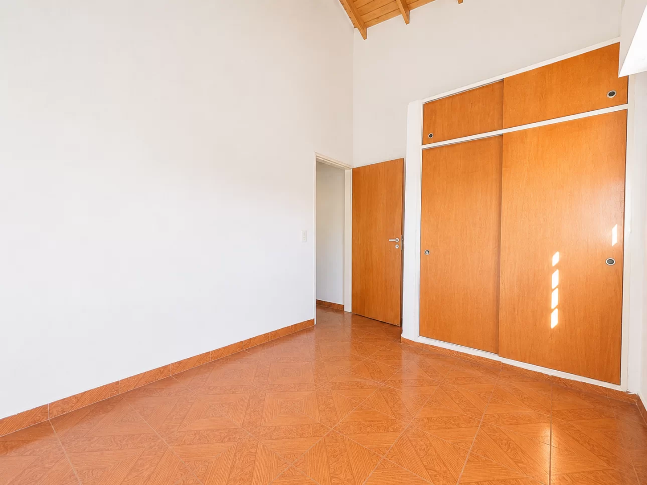 Triplex de 4 ambientes con patio