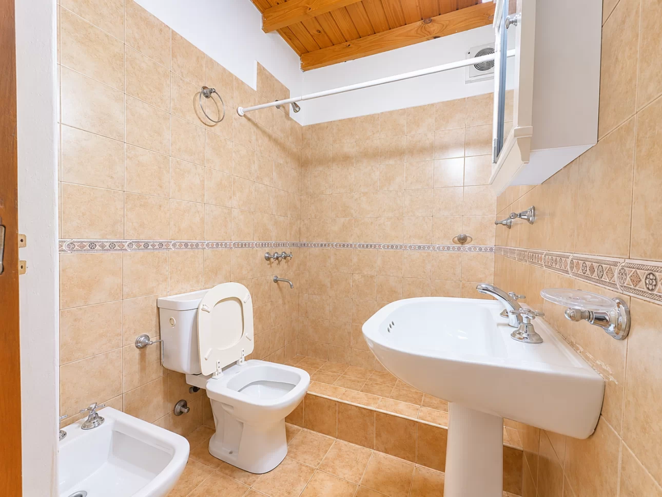 Triplex de 4 ambientes con patio