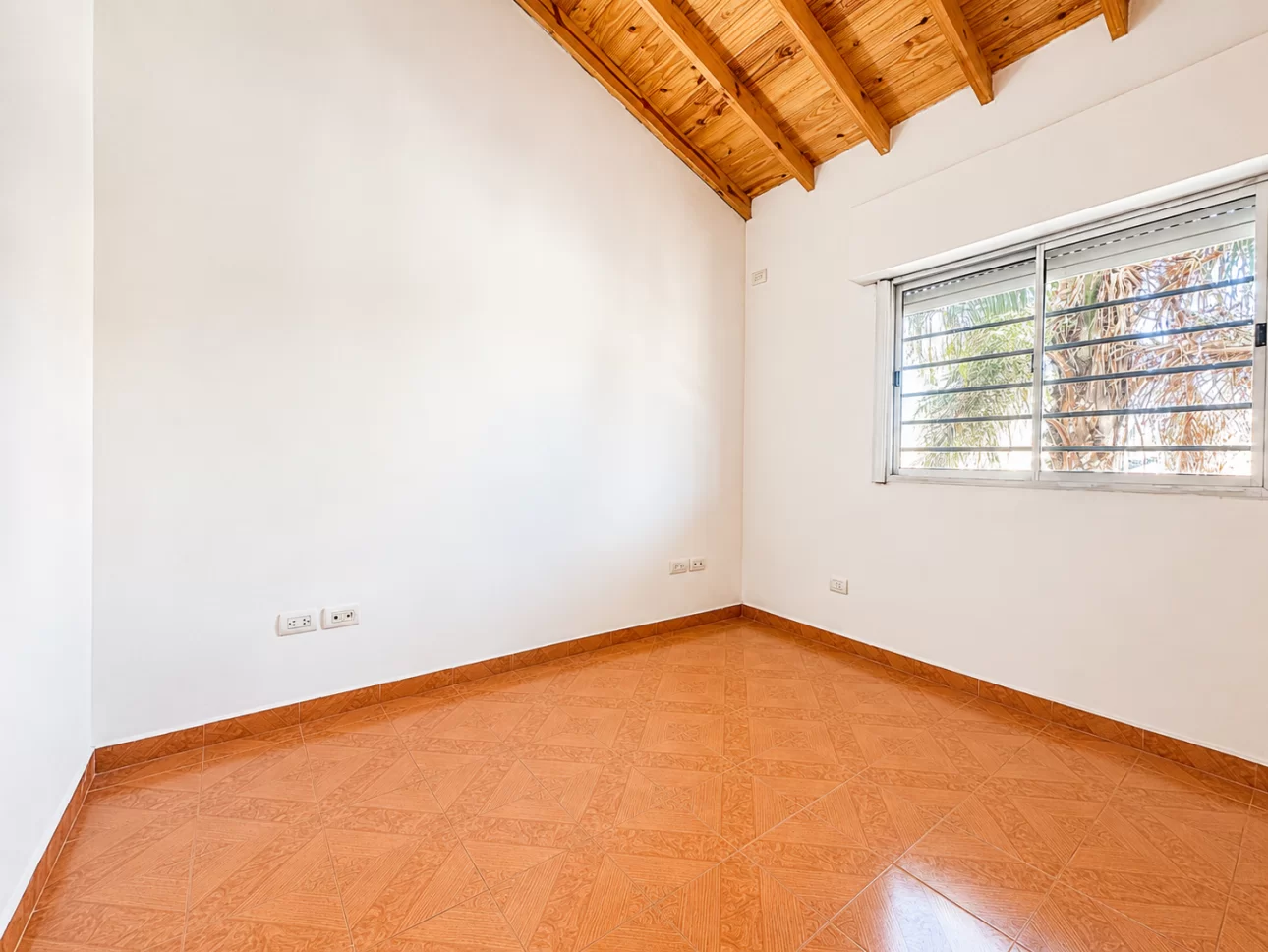 Triplex de 4 ambientes con patio