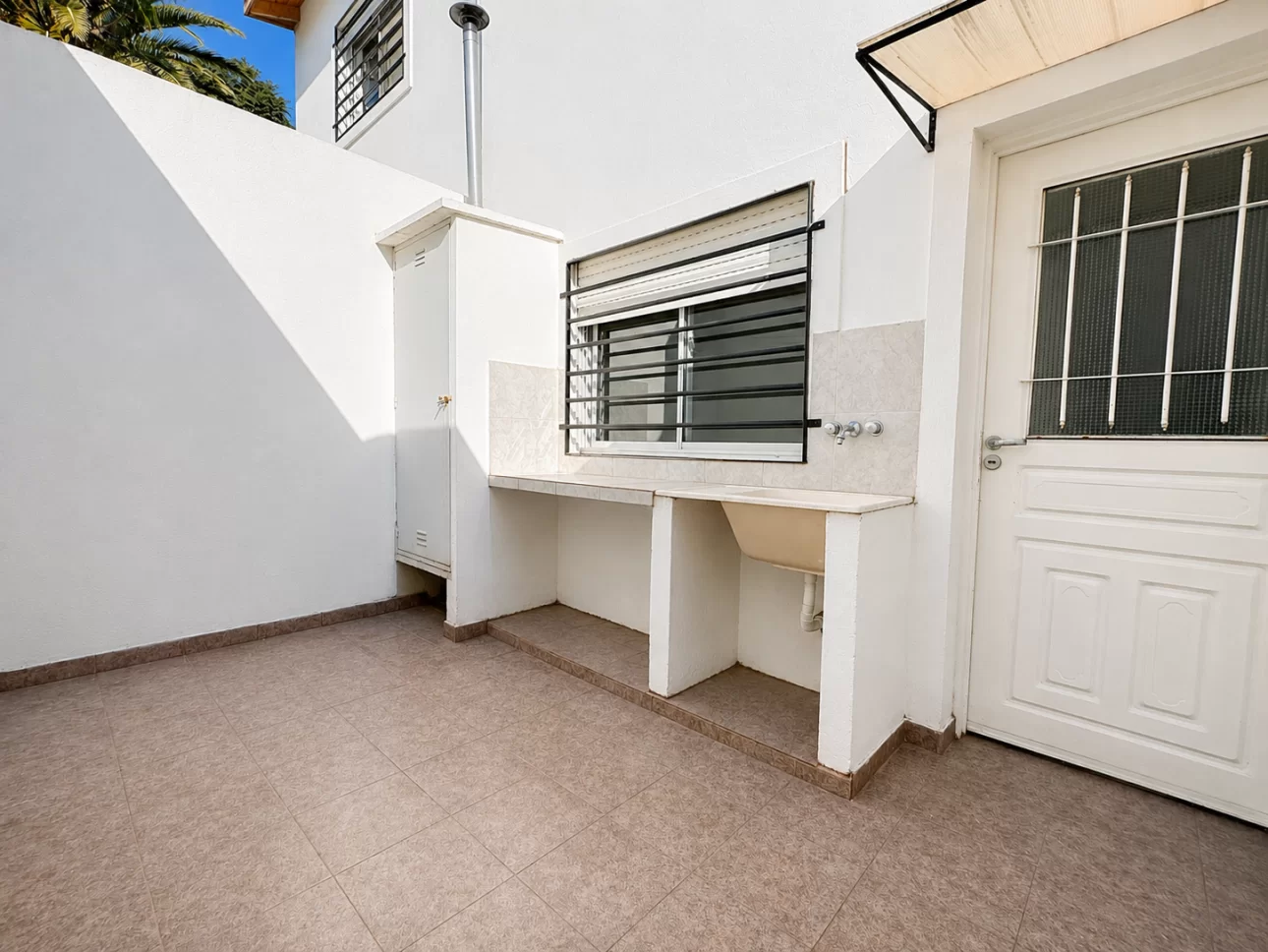 Triplex de 4 ambientes con patio