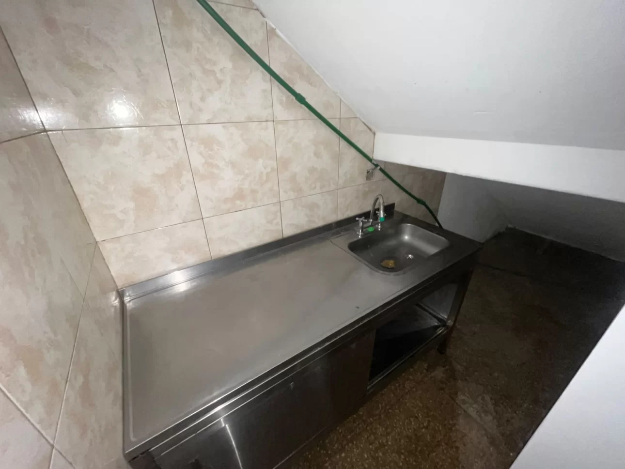 LOCAL COMERCIAL DE 30 M2 CON BAÑO Y PEQUEÑA COCINA.