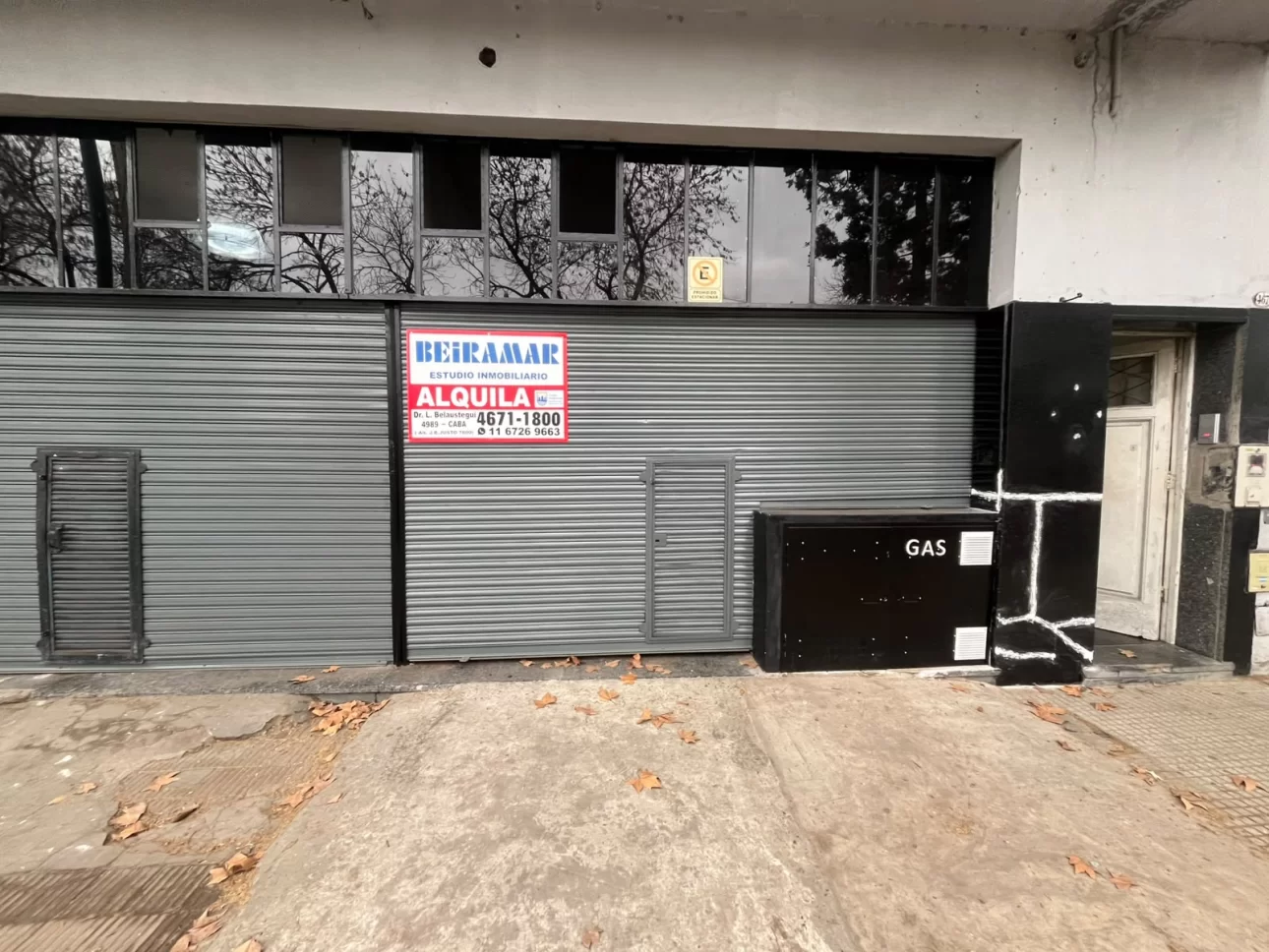 LOCAL COMERCIAL DE 30 M2 CON BAÑO Y PEQUEÑA COCINA.