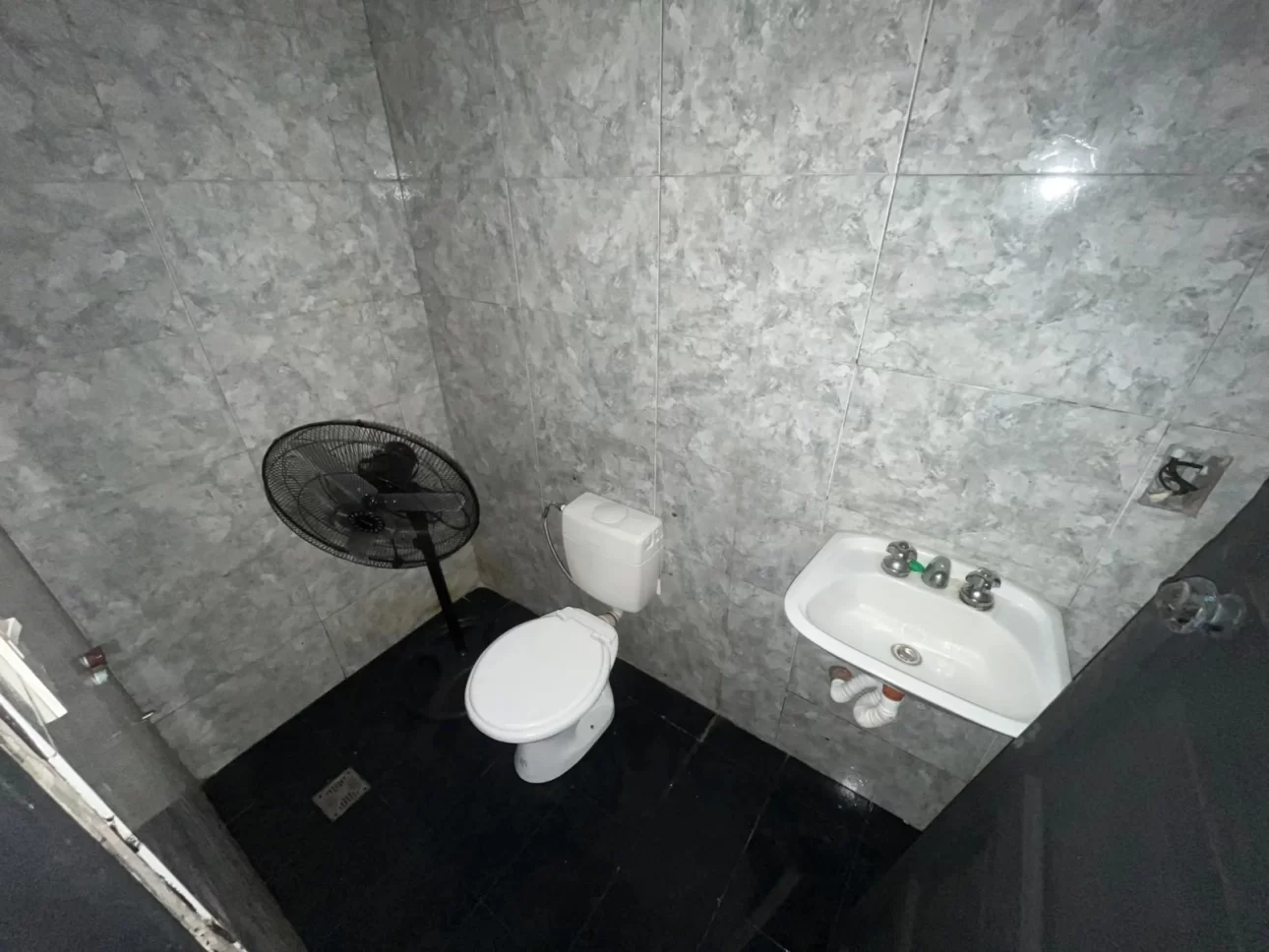 LOCAL COMERCIAL DE 30 M2 CON BAÑO Y PEQUEÑA COCINA.