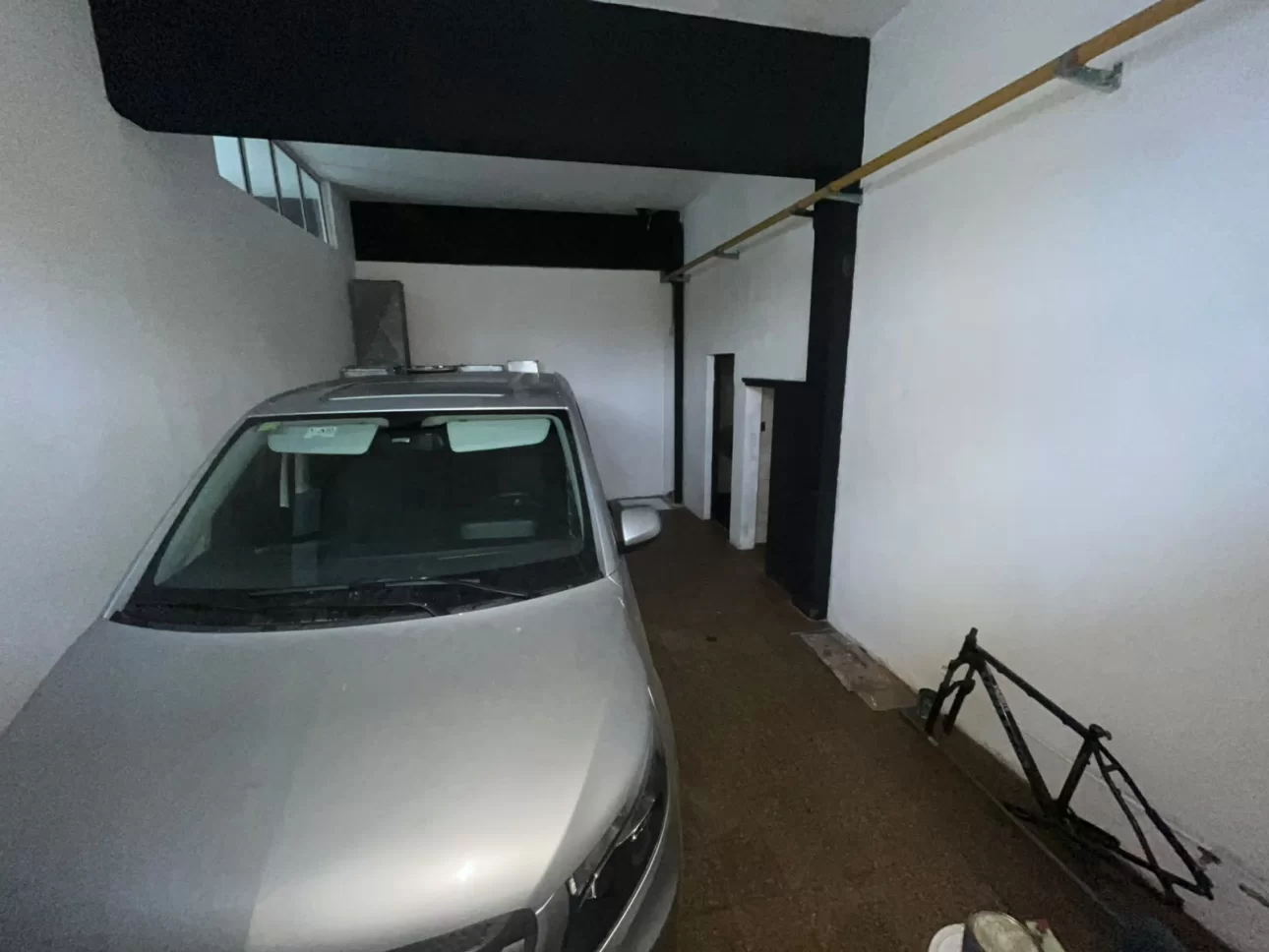 LOCAL COMERCIAL DE 30 M2 CON BAÑO Y PEQUEÑA COCINA.