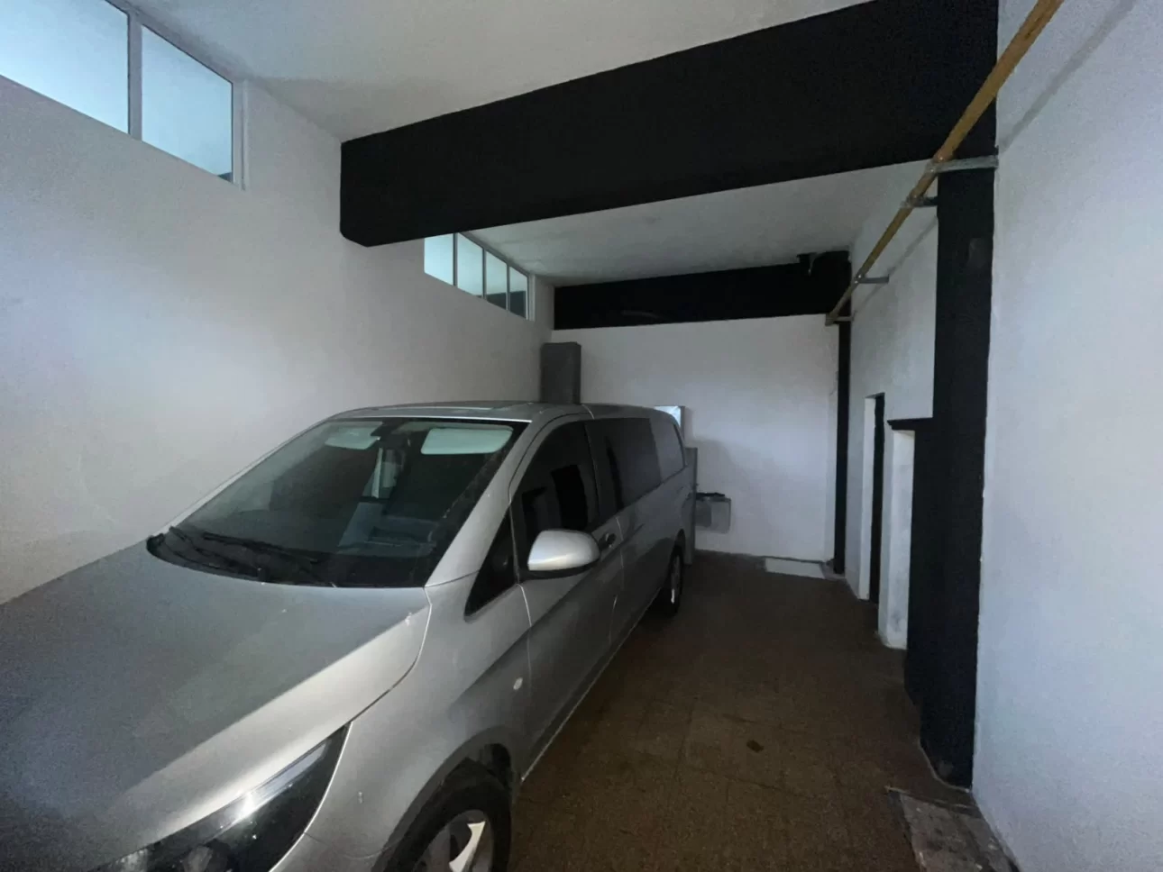 LOCAL COMERCIAL DE 30 M2 CON BAÑO Y PEQUEÑA COCINA.