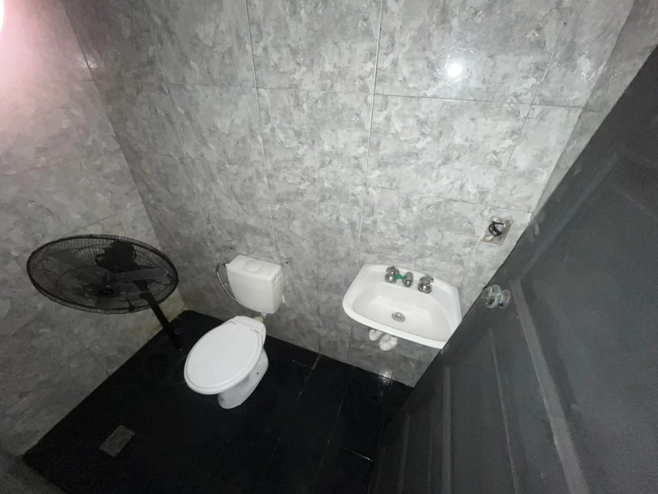 LOCAL COMERCIAL DE 30 M2 CON BAÑO Y PEQUEÑA COCINA.