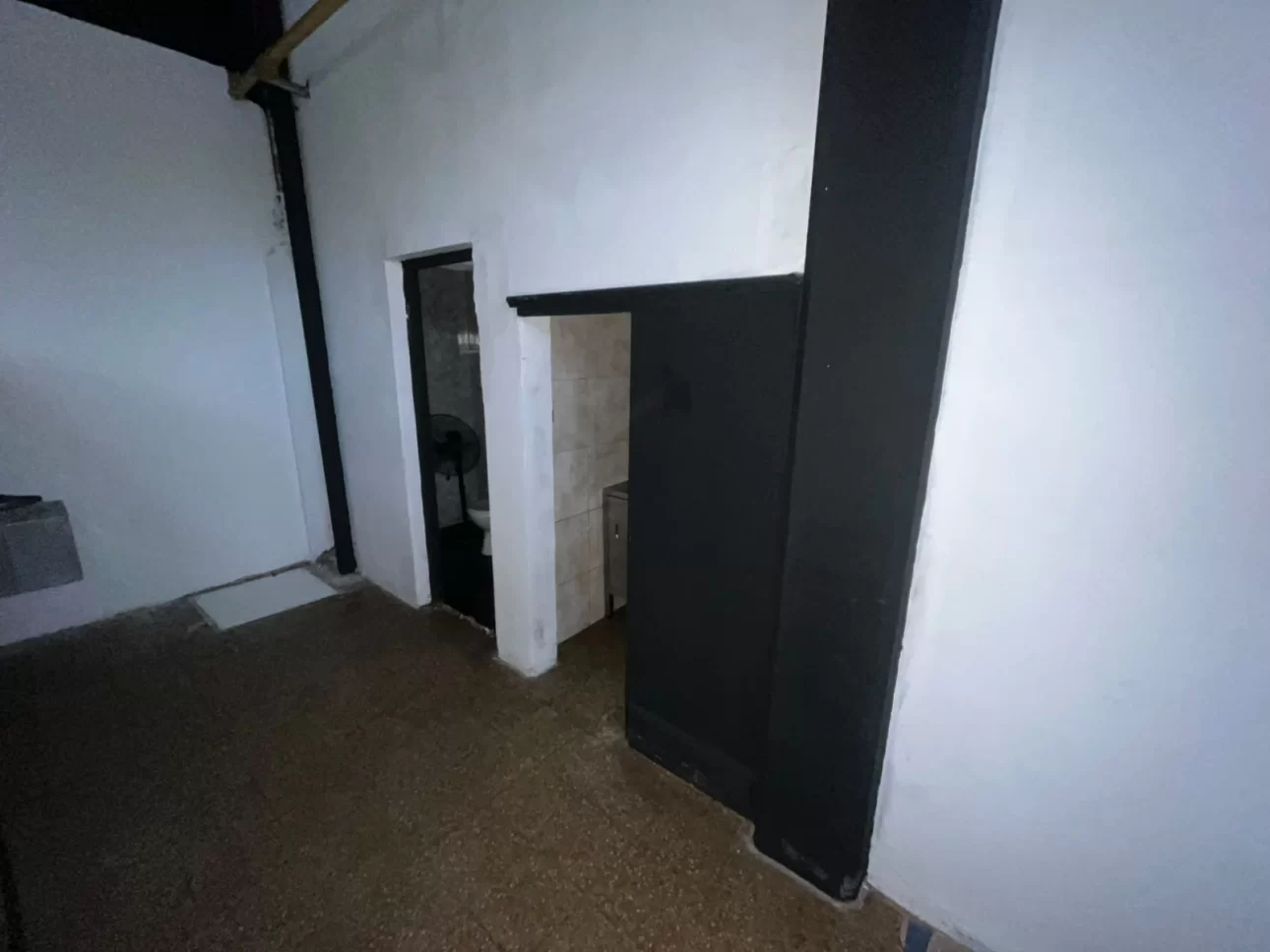 LOCAL COMERCIAL DE 30 M2 CON BAÑO Y PEQUEÑA COCINA.