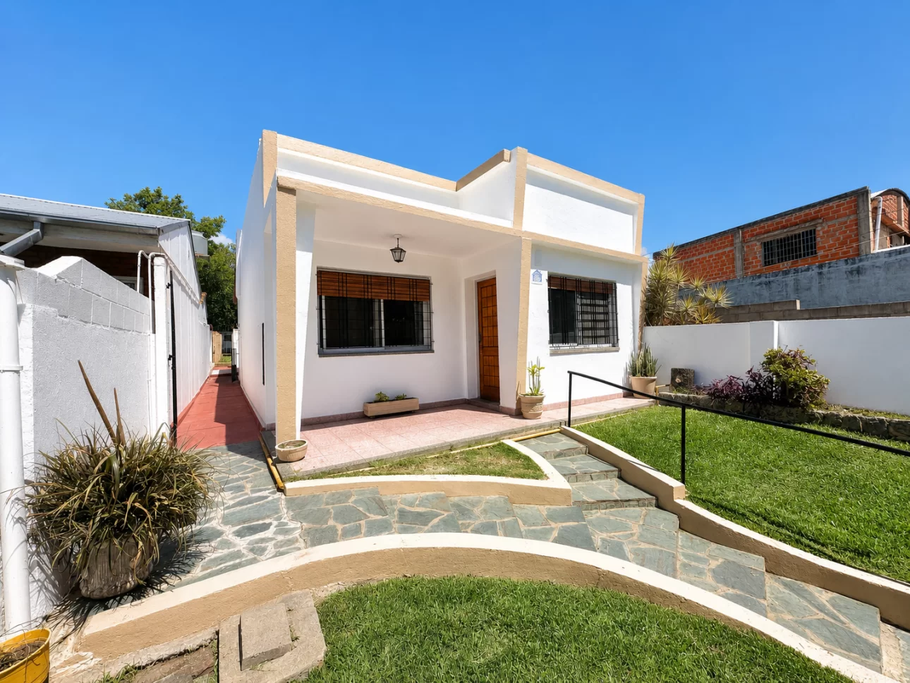 Casa de 3 ambientes con parque y parrilla