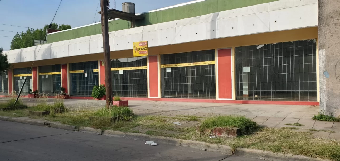Amplio Local comercial sobre Sarmiento en Glew