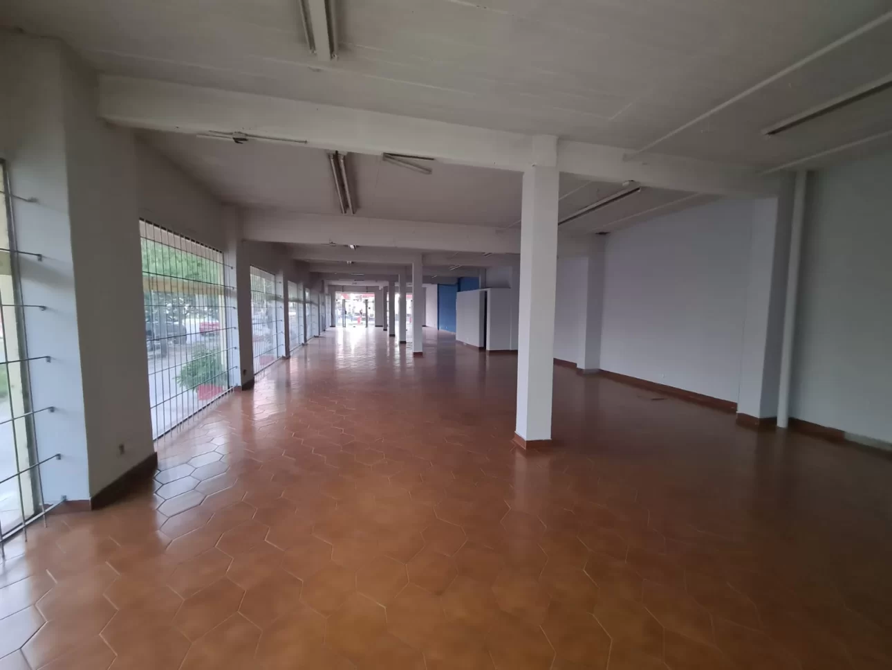 Amplio Local comercial sobre Sarmiento en Glew