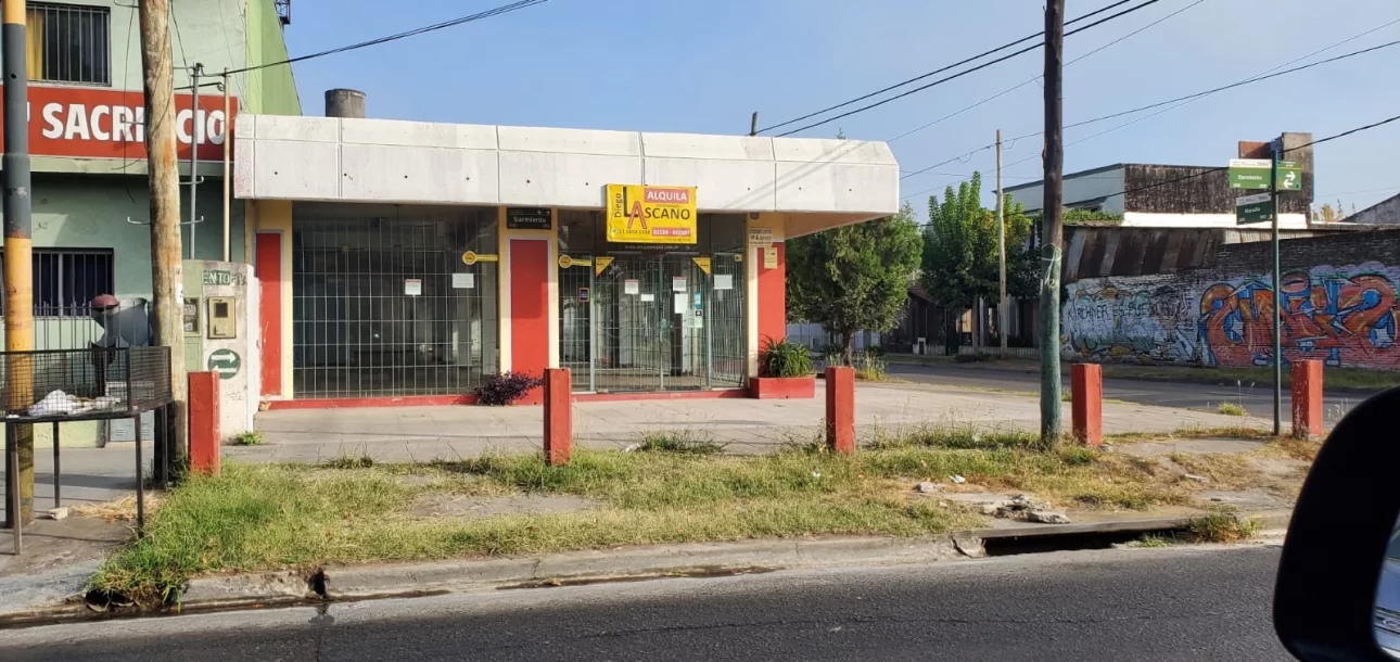Amplio Local comercial sobre Sarmiento en Glew