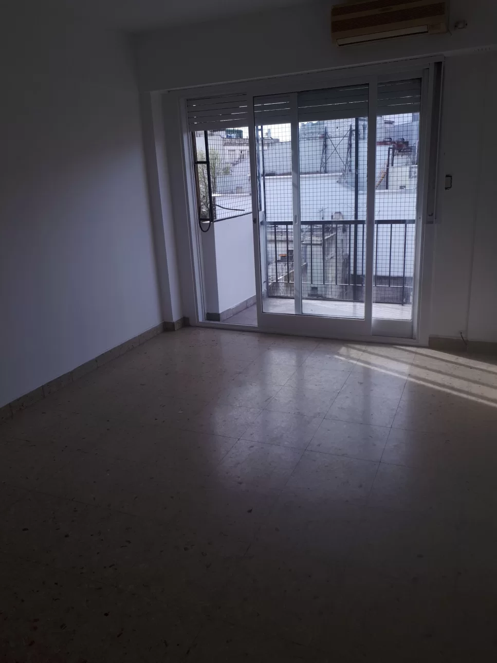 3 ambientes dos baños 60 m2  balcón al frente