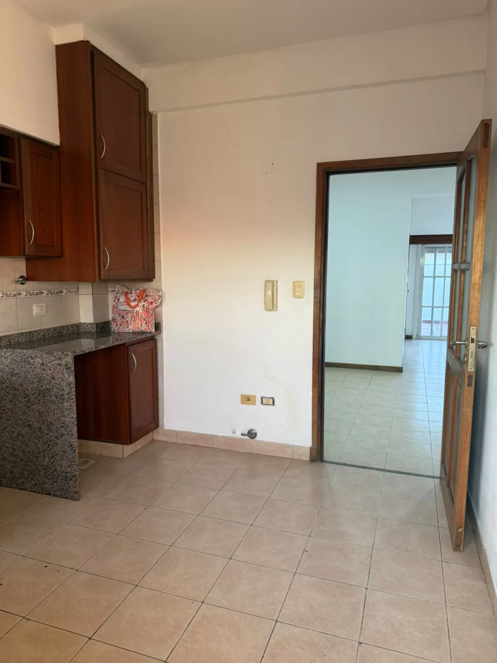 AMPLIO DEPTO DE 4 AMB. C PATIO Y BALCON