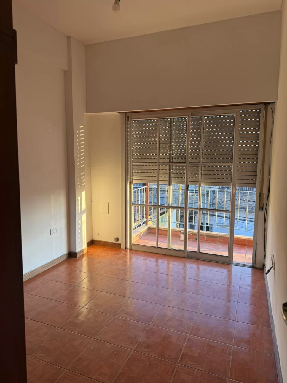 AMPLIO DEPTO DE 4 AMB. C PATIO Y BALCON