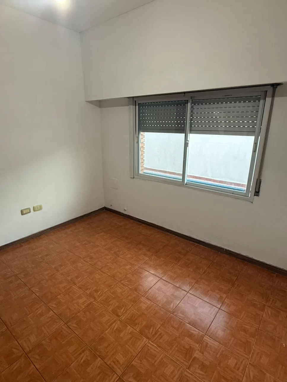 AMPLIO DEPTO DE 4 AMB. C PATIO Y BALCON