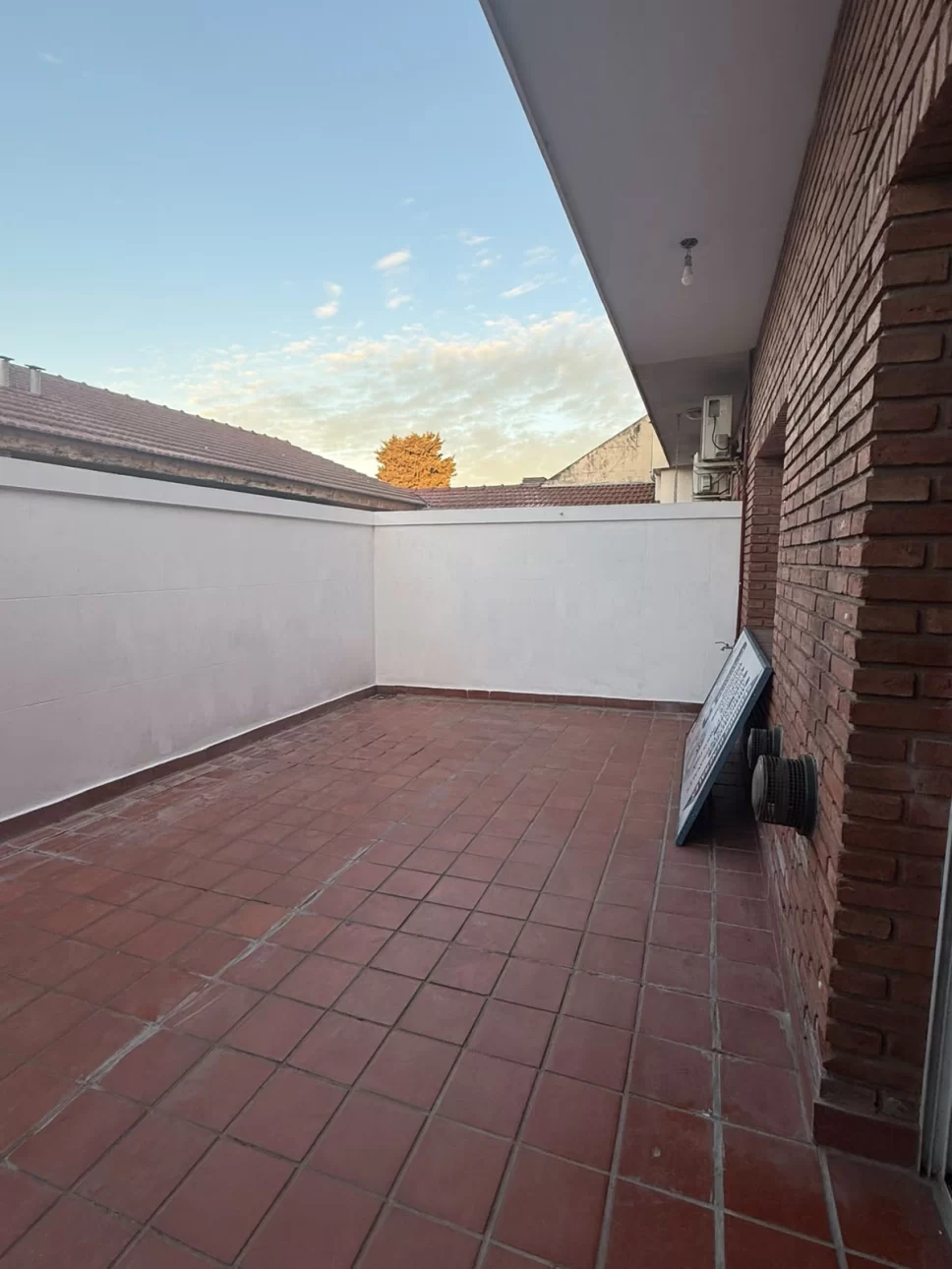 AMPLIO DEPTO DE 4 AMB. C PATIO Y BALCON