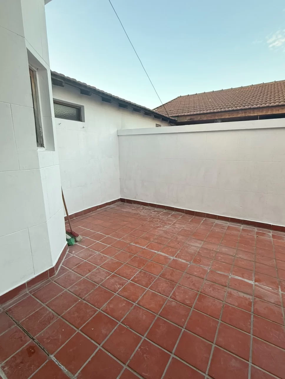AMPLIO DEPTO DE 4 AMB. C PATIO Y BALCON
