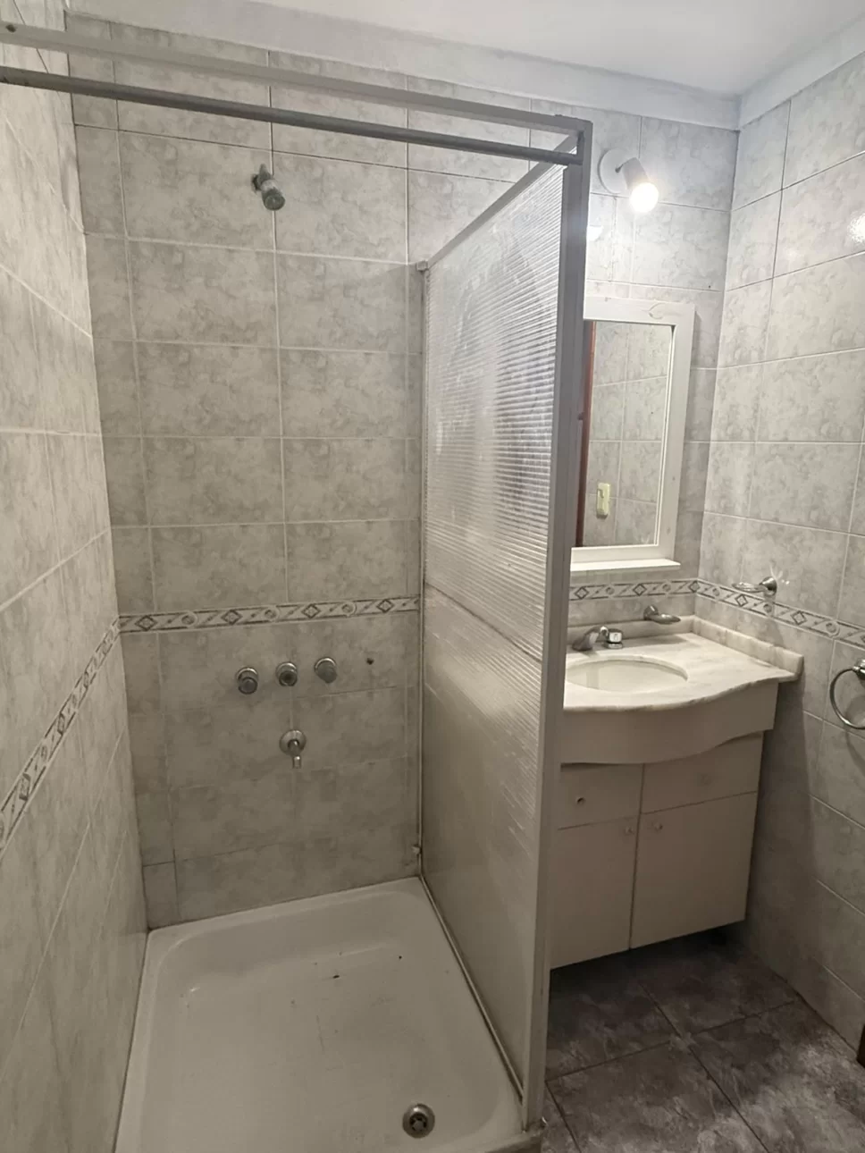 AMPLIO DEPTO DE 4 AMB. C PATIO Y BALCON